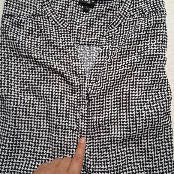 torrid Black and White Houndstooth V-Neck Blouse - Picture 7 of 14